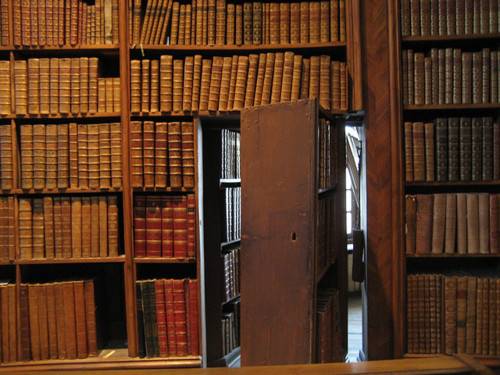 stashvault:teachingliteracy:hidden door.I can’t get enough secret doors.This is an old school, vintage bookcase door. I’d like to see what it looks like when the door is closed