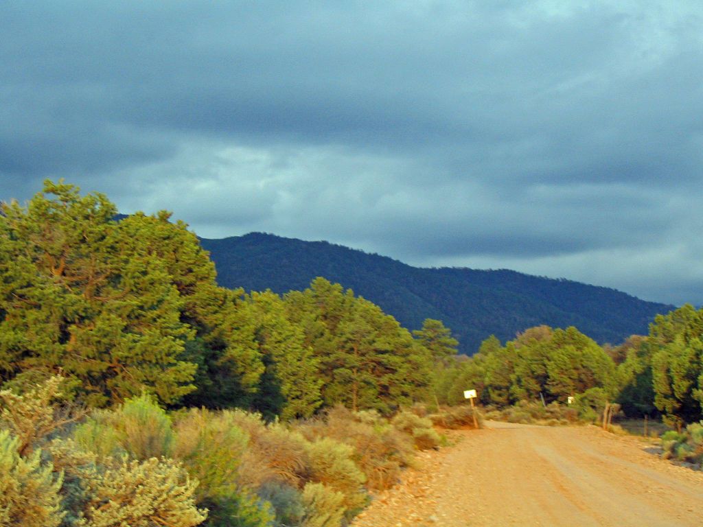 road up to dh lawrence ranch and memorial