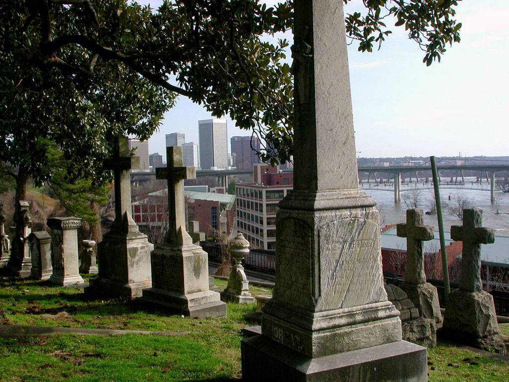 Hollywood_Cemetery-With_Skyline_and_River